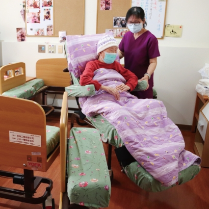 迦南護理之家使用分離式移位床.jpg