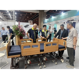 國際醫療展 名一生技 分離式移位床.jpg.jpg